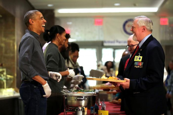 Vợ chồng Tổng thống Mỹ Obama đích thân phục vụ đồ ăn cho các cựu binh nhân dịp Lễ Tạ ơn. Ảnh Reuters