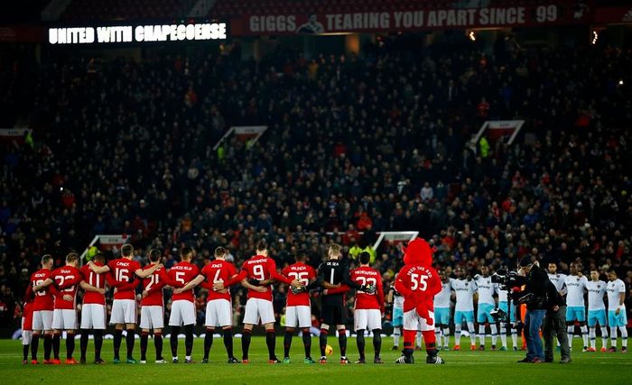 Toàn bộ sân vận động Old Trafford dành một phút để tưởng nhớ những nạn nhân trong vụ tai nạn máy bay "Chapecoense" cướp đi sinh mạng của 76 người. 