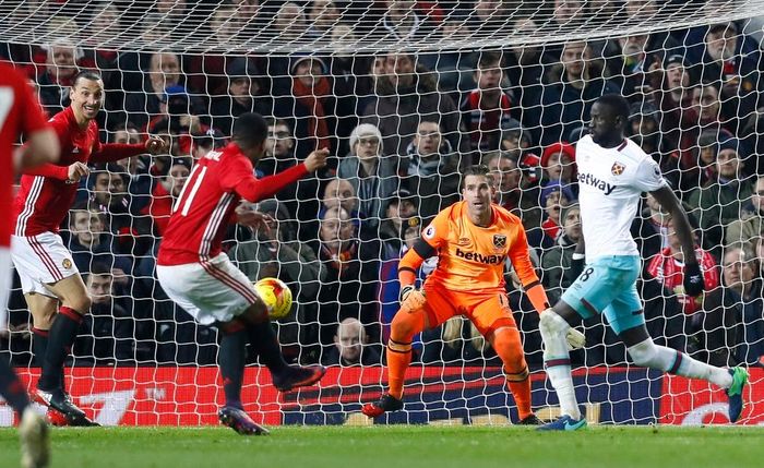 Khi hiệp hai mới chỉ diễn ra được 2 phút, MU đã có bàn nâng tỷ số lên 2-1 do công của Anthony Martial. Tiền đạo người Pháp có pha dứt điểm gọn gàng sau đường kiến tạo của Henrikh Mkhitaryan bên cánh phải. 