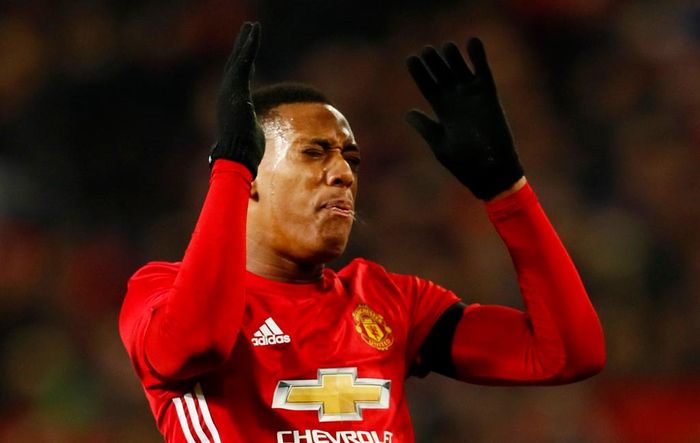 Quãng thời gian ngồi dự bị khiến Anthony Martial không có cảm giác bóng tốt nhất. Tiền đạo người Pháp bỏ lỡ hai cơ hội ngon ăn để gia tăng cách biệt cho "Quỷ đỏ". 