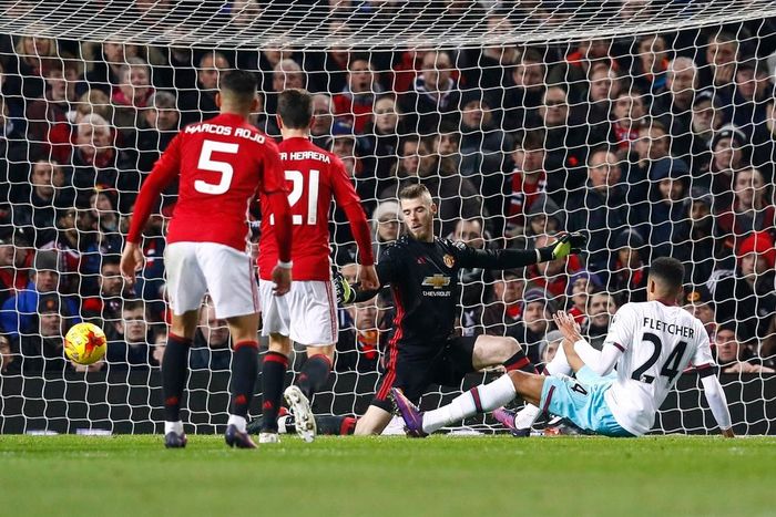 Tấn công nhiều mà không ghi được bàn thắng, MU bất ngờ để lọt lưới ở phút 35. De Gea có pha xử lý không an toàn sau cú sút của Payet tạo điều kiện cho Ashley Fletcher băng vào dứt điểm bồi gỡ hòa 1-1 cho đội khách West Ham. 