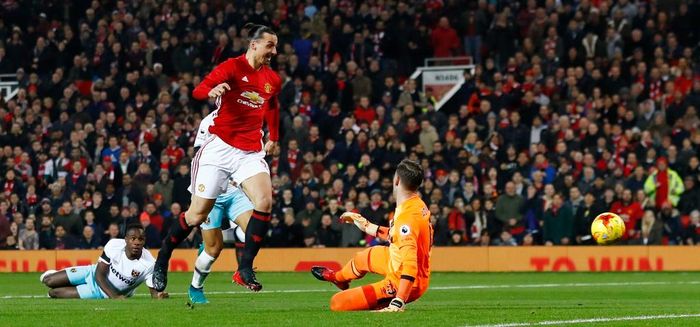 Tương tự trận đấu ở Premier League, bàn thắng cũng đến từ rất sớm nhưng lần này thuộc về chủ nhà Man Utd. Henrikh Mkhitaryan có pha giật gót tinh tế cho Ibrahimovic băng xuống dứt điểm hạ gục thủ môn Adrian mở tỷ số cho "Quỷ đỏ" thành Manchester ở phút thứ 2. 