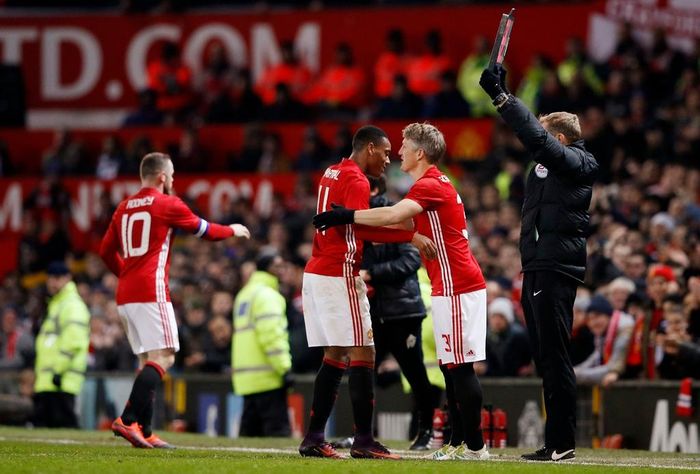 Những phút cuối, người hâm mộ còn được chứng kiến sự trở lại của Bastian Schweinsteiger, người từng bị Mourinho công khai gạt bỏ khỏi kế hoạch nhân sự hồi đầu mùa. 