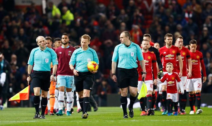 Rạng sáng nay (1/12), người hâm mộ được chứng kiến màn tái đấu giữa MU và West Ham trên sân Old Trafford. Trận đấu này diễn ra trong khuôn khổ tứ kết cúp Liên đoàn. Ở lượt đấu trước, MU đánh bại Man City, còn West Ham xuất sắc vượt qua Chelsea để góp mặt ở top 8 đội mạnh nhất. 
