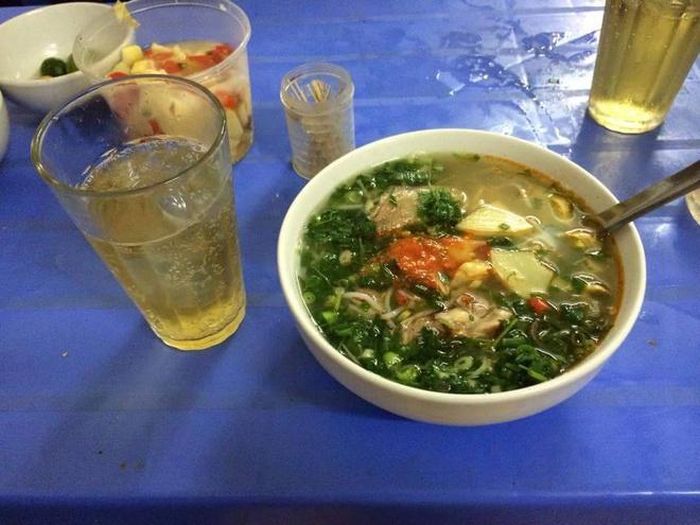  Thưởng thức bát bún ngan nóng hổi, nhiều thịt, thêm một hũ măng chua cay ăn kèm là lựa chọn không thể bỏ qua trong thời tiết se lạnh này. Nước dùng ngọt, ngon chắc chắn bạn sẽ muốn thưởng thức mỗi khi đến tham quan Hà Nội. Ảnh: Mai Hương. 