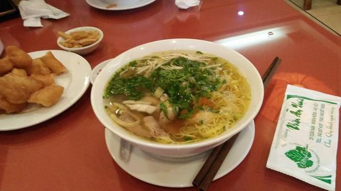  Bát bún thang trung bình có giá 50.000-60.000 đồng. Bạn có thể tìm đến thưởng thức những quán bún thang nổi tiếng ở Hà Nội như 32 Hàng Gỗ, 59 Hàng Lược, bún thang Hàng Hòm, bún thang Giảng Võ ở đầu nhà D2... Ảnh: Nguyễn Mạnh Xuân. 