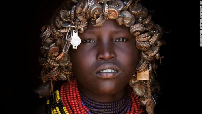 Một người phụ nữ thuộc bộ tộc Dassanech trong thung lũng Omo của Ethiopia, giáp biên giới với Kenya, đã tái chế rác, đặc biệt là kết những nắp chai thành chiếc mũ kim loại với âm thanh không mấy dễ chịu khi di chuyển. Một số người khác thậm chí còn đeo cả đồng hồ và các vật trang sức bỏ đi lên đầu nhằm gây sự chú ý. 