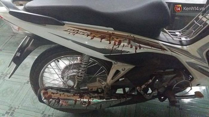 Chiếc xe hung thủ dùng bỏ trốn còn dính máu.