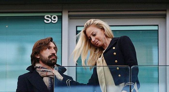  Pirlo và vợ cũng có mặt trên khán đài sân Stamford Bridge