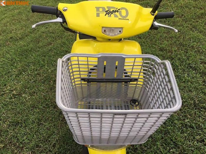 Chia sẻ chung cơ sở với một chiếc tay ga 2 kỳ khác sau này của Honda là Dio thế hệ thứ 2 với tên mã AF34, tuy nhiên so với Dio, Pro Topic sở hữu thiết kế theo phong cách đầu thập niên 90, hướng tới sự tiện dụng, đơn giản thay vì thời trang. Sự khác biệt giữa phiên bản Topic Pro so với Topic là giá đèo hàng đằng sau to hơn và có giỏ phía trước.