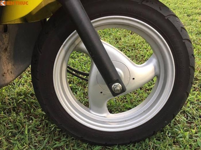 Chiếc xe được trang bị mâm đúc cho cả 2 bánh với thiết kế 3 cánh xoắn và đường kính bánh 12 inch - khá to so với một mẫu xe tay ga mini. Cả 2 bánh xe cũng chỉ được trang bị hệ thống phanh đùm đơn giản và lốp cỡ 90/90/12.