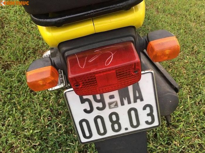 Ở phía sau, chiếc xe được trang bị bộ đèn hậu cùng đèn xi-nhan đơn giản, nếu không muốn nói là khá "thô". Do vốn là dòng xe "chở hàng" nên Topic Pro không được chau chuốt nhiều về thiết kế.