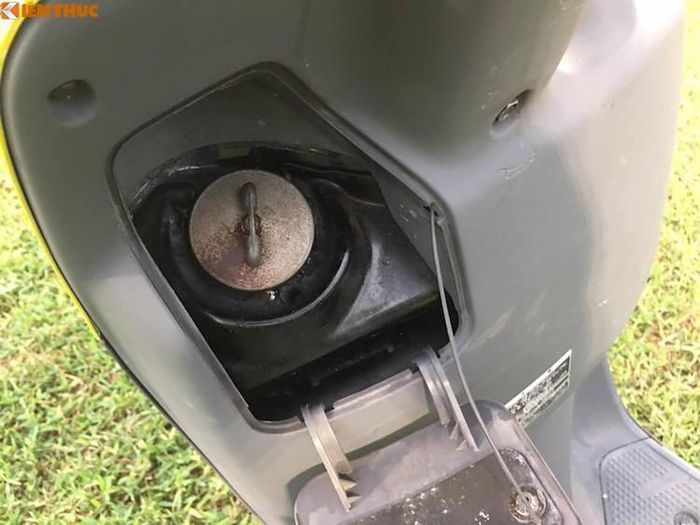 Giống một số mẫu xe tay ga ngày nay, Pro Topic cũng có nắp xăng được chuyển vị trí ra phía sau yếm thay vì đặt dưới yên, giúp việc đổ nhiên liệu trở nên dễ dàng hơn. Tuy nhiên xe lại không có bất kỳ một hộc chứa đồ nào ở phía sau yếm.