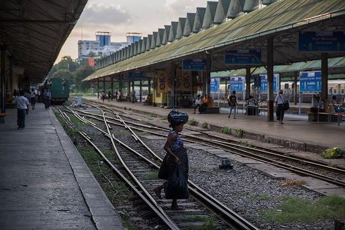 Nhiều nhân viên, bảo vệ của nhà ga, những người bán hàng rong và người vô gia cư,… coi ga trung tâm Yangon này chính là ngôi nhà của họ.