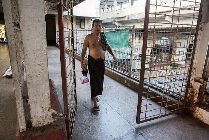 Nhà ga Yangon cũng có chỗ tắm rửa cho người dân. (Nguồn ảnh: Al Jazeera).