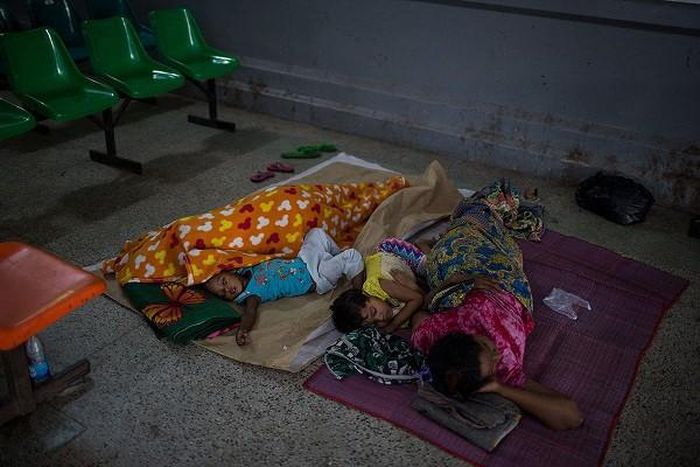 Một gia đình ngủ ngon lành tại nhà ga Yangon.