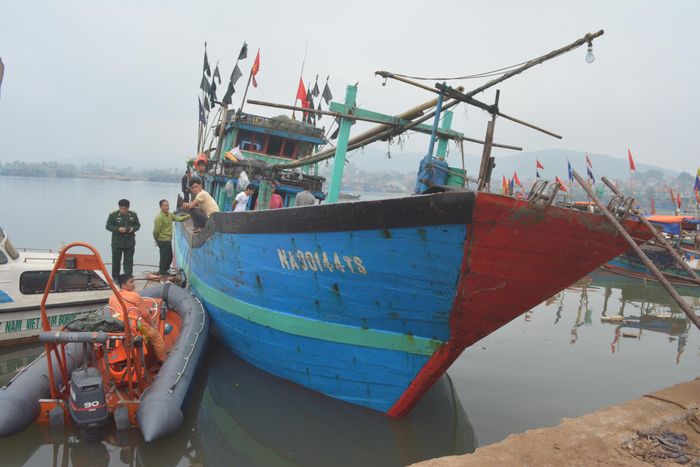 Tàu NA 90144TS neo đậu tại cảng cá Lạch Cờn. Ảnh: Lê Thạch