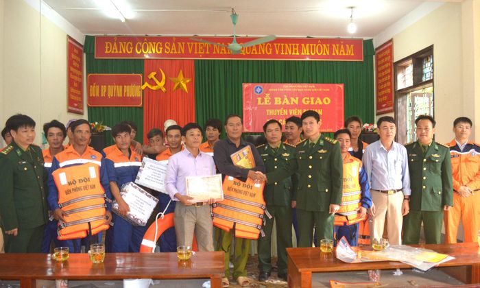 BĐBP tỉnh Nghệ An tặng áo phao cho các ngư dân trên tàu gặp nạn.