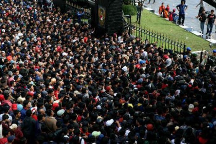  CĐV Indonesia xếp hàng mua vé xem chung kết AFF Cup