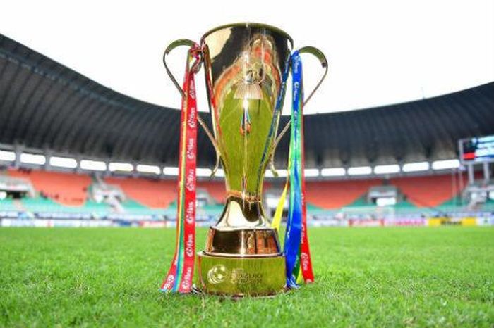  Chiếc Cup vô địch AFF Cup 2016 sẽ trao cho đội giành chiến thắng chung cuộc sau 2 lượt trận chung kết