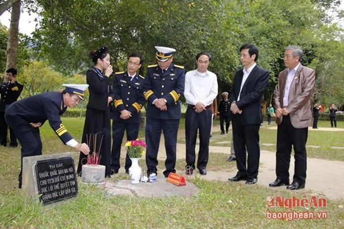 Tại phiến đá trước đền Tân Trào, sáng 17/8/1945, thay mặt Ủy ban Dân tộc giải phóng Việt Nam, Chủ tịch Hồ Chí Minh đã đọc lời tuyên thệ trong lễ ra mắt quốc dân. Có một chi tiết mà đến nay đồng bào các dân tộc nơi đây còn nhớ mãi, đó là trước khi đọc lời tuyên thệ, Bác Hồ đã xuống suối rửa chân sạch sẽ nhưng vẫn chỉ đứng cạnh phiến đá này. Việc làm tế nhị của Bác không những thể hiện sự hiểu biết về phong tục tập quán, mà còn bày tỏ sự tôn trọng tín ngưỡng của người dân địa phương, bởi Bác biết "mâm đá trời” là bày biện phẩm vật cúng bái thần linh mỗi khi dân làng tổ chức tế lễ.