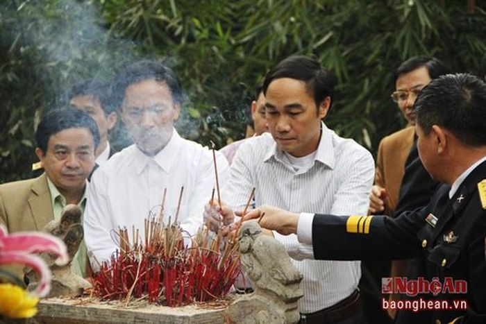 Thời gian ở lán Nà Lừa, vì phải giữ bí mật nên người dân trong vùng không biết Bác Hồ mà chỉ biết Người là ông Ké ( theo tiếng Tày có nghĩa là người già cả được mọi người kính trọng) với phong thái điềm tĩnh, nếp sống giản dị, gần gũi. (Trong ảnh: Đoàn cán bộ Bộ Tư lệnh vùng 1 Hải quân và các đồng chí lãnh đạo Ban Tuyên giáo Nghệ An, Tuyên Quang và Hưng Yên dâng hương lên anh linh của Bác Hồ tại lán Nà Lừa).
