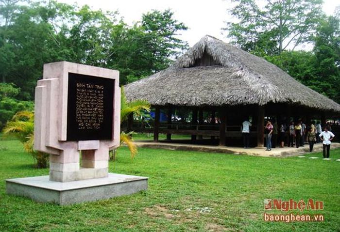 Đình Tân Trào, nơi được Bác Hồ và Trung ương Đảng chọn để tổ chức họp Quốc dân Đại hội trong hai ngày 16 - 17/8/1945. Tại đây, các đại biểu đã tán thành chủ trương tiến hành Tổng khởi nghĩa giành chính quyền của Đảng; thông qua Lệnh khởi nghĩa và 10 chính sách lớn của Việt Minh; nhất trí với quy định quốc kỳ Việt Nam là lá cờ đỏ sao vàng, quốc ca là bài Tiến quân ca và cử ra Ủy ban Dân tộc Giải phóng Việt Nam, tức Chính phủ lâm thời, do Hồ Chí Minh làm Chủ tịch.