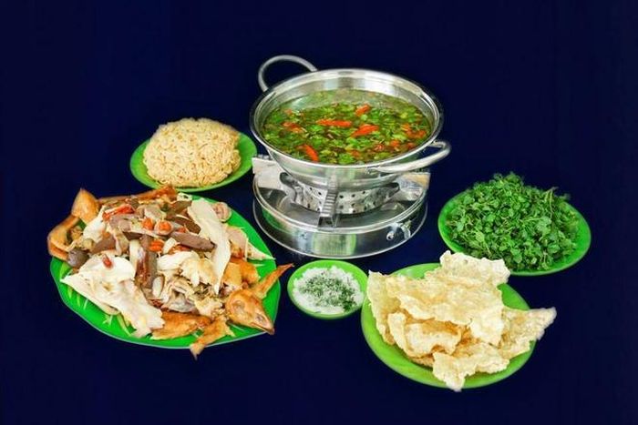 Lẩu gà 109 (Huỳnh Thúc Kháng): Lẩu gà ớt hiểm là món ăn tuyệt vời cho ngày đông. Gà tiềm ớt hiểm kết hợp độc đáo 3 nguyên liệu tạo vị và mùi đặc biệt: ớt xanh, hương quế và nấm đông cô.