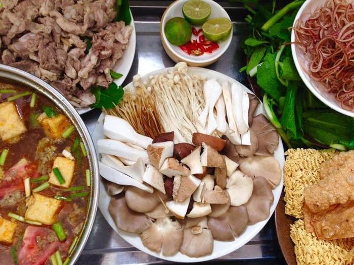 Một nồi lẩu nấm có giá từ 300.000 đồng. Ngoài ra quán có phục vụ cả cơm nấm và xôi nấm.
