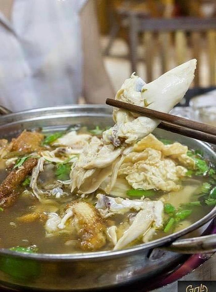 Điều đặc biệt của món ăn này là gà ta được chiên sơ để giảm bớt mỡ, thịt gà thêm săn chắc và hầm mềm trên lửa nhỏ để thịt gà thơm, thấm sâu gia vị tạo cảm giác ấm áp, thơm và ngọt.