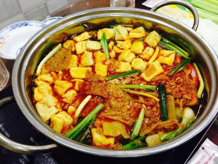 Các món ăn kèm cũng rất phong phú như ốc nhồi, chả ốc, mọc ốc, đậu rán, chuối xanh, thịt ba chỉ… Một nồi lẩu ốc có giá từ 250.000 đồng.