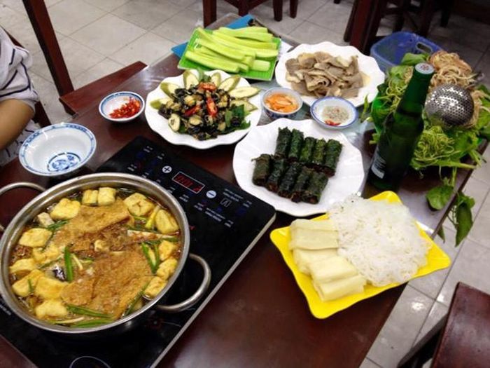 Lẩu ốc bà béo (Tô Hiệu, Cầu Giấy): Lẩu ở đây có hương vị đặc biệt của nước dùng, với vị chua của dấm bỗng và vị đậm đà của mắm tôm. Nồi lẩu có những con ốc tươi, béo vàng và thịt dày. Những miếng gạch cua vàng mềm mịn và thơm phức.