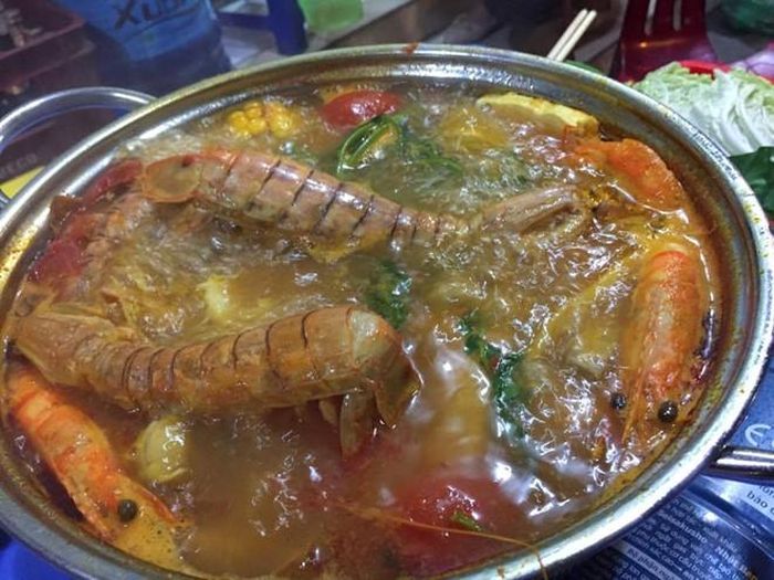 Lẩu hải sản Hằng Béo (Trần Phú, Ba Đình) có nước lẩu chua, ngọt vừa miệng, hải sản nhúng kèm với lẩu thì tươi ngon, đầy đặn.