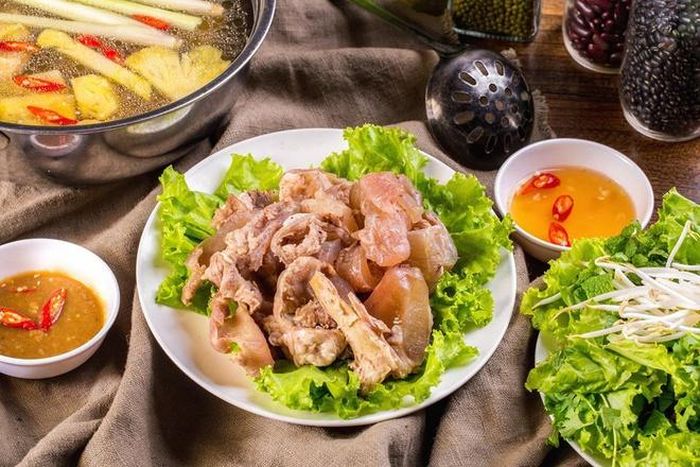 Nước dùng có vị chua ngọt, lại hơi nồng nhờ dấm, vị béo ngậy của nước dừa. Khi nước dùng sôi, bạn nhúng thịt vào cho chín rồi dùng bánh tráng cuốn thịt, rau để chấm với mắm nêm.