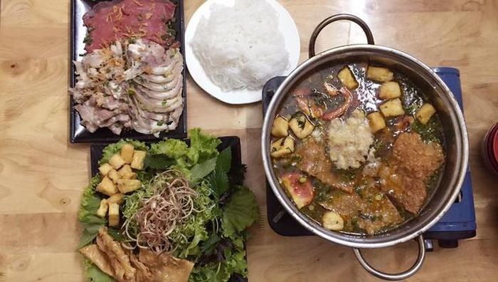 Lẩu Ngon (Trần Quang Diệu): Lẩu riêu cua là một trong những món lẩu được người dân Hà Nội yêu thích, bởi vị thanh mát. Nước dùng của lẩu có vị ngọt của cua đồng, vị chua của dấm và màu sắc bắt mắt từ gạch cua.
