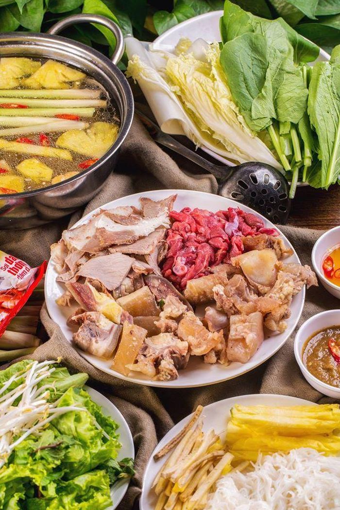 Lẩu bò nhúng dấm 555 là quán lẩu được nhiều người yêu thích. Một nồi lẩu đầy đặn với thịt bò, rau nhúng, bánh đa nem và nồi nước dùng có vị chua, thơm mùi hành tây, sả. Thịt bò nhúng nước dấm cũng có nhiều loại: bắp bò, gân bò, gầu bò, đuôi bò…