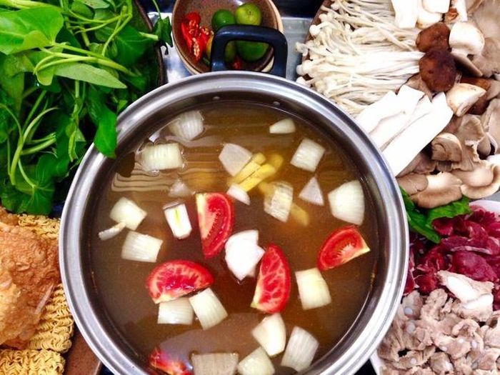 Nấm Việt Hà Thành (Lò Đúc): Có hương vị thanh mát, không ngấy, lẩu nấm ở quán đa dạng với những hương vị đặc sắc như lẩu nấm riêu cua bắp bò, lẩu nấm riêu cua sườn sụn, lẩu nấm bắp bò muối chua,…