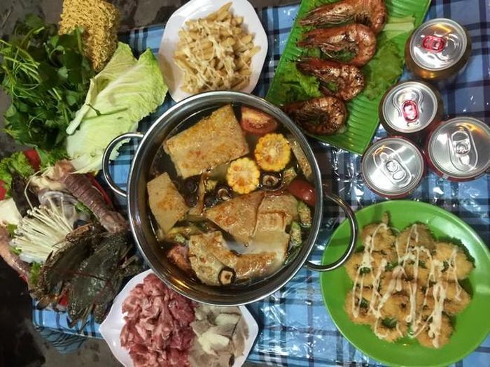 Một nồi lẩu hải sản đầy đủ tôm, ngao, mực, ghẹ... có giá từ 250.000 đồng.