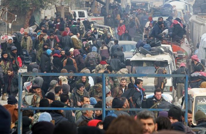 Nga hậu thuẫn chính quyền Tổng thống Syria Bashar al-Assad trong khi Thổ Nhĩ Kỳ "chống lưng" cho các nhóm nổi dậy người gốc Thổ. Cả hai nước đang làm trung gian cho thỏa thuận ngừng bắn hiện tại ở Aleppo. Những diễn biến tiếp theo trong mối quan hệ Nga - Thổ sẽ ảnh hưởng đến thỏa thuận này. Ngoài ra, nếu người đứng sau vụ tấn công ở Berlin là một người nhập cư, làn sóng chống người nhập cư, người tị nạn sẽ càng dâng cao ở Đức và buộc chính phủ thay đổi cách tiếp cận với những người tị nạn từ Syria. Ảnh: Reuters. 