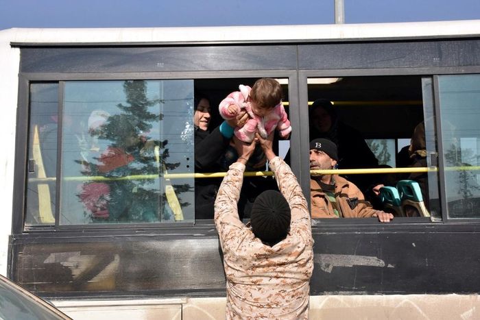 Trong một diễn biến khác, tại Syria, thành phố Aleppo vừa trải qua ngày 19/12 im tiếng súng. Theo thỏa thuận ngừng bắn của lực lượng chính phủ Syria với phe đối lập, các tay súng nổi dậy và gia đình đang được rời khỏi thành phố. Tuy nhiên, những diễn biến tại châu Âu có thể phá vỡ sự bình yên mong manh của Aleppo. Tay súng ám sát đại sứ Nga đã hét lên: "Đừng quên Syria! Đừng quên Aleppo!". Ảnh: Reuters.
