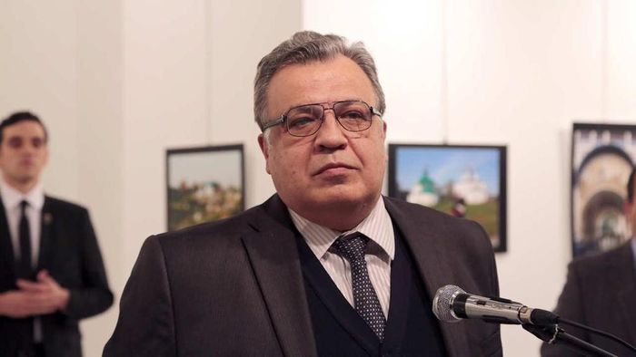 Phóng viên AP Burhan Ozbilici đã có mặt tại sự kiện đó. Khi lọc lại những hình ảnh chụp được trước khi ông Karlov bị bắn, Ozilici choáng váng phát hiện đại sứ và tên ám sát đã cùng xuất hiện trong một bức ảnh. Tay súng là một cảnh sát Thổ Nhĩ Kỳ. Anh ta đã sử dụng thẻ cảnh sát để lọt vào sự kiện và đứng sau lưng ông Karlov như một vệ sĩ trước khi bắn vào ông. Ảnh: AP.