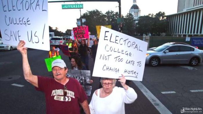 Biểu tình chống đối ở vòng bầu cử của cử tri đoàn tại Florida. Ảnh: Reuters