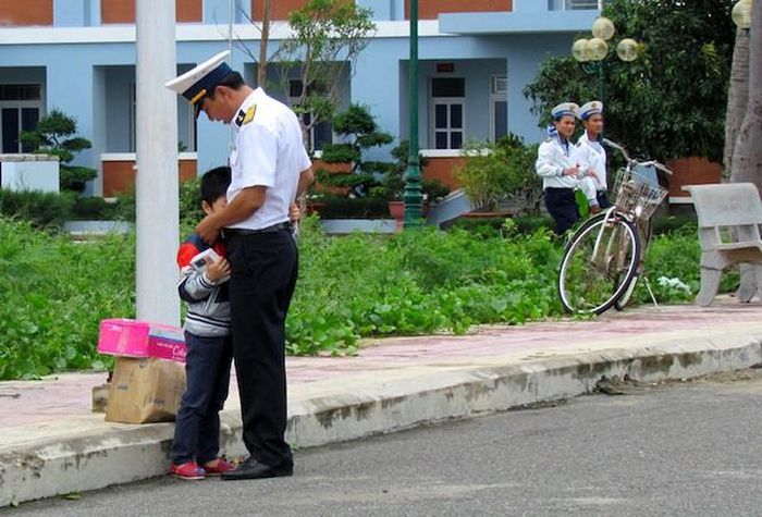 Bảo Nam ôm chặt bố. Trung úy Tống Tùng bảo con trai, bố đi công tác, ít bữa nữa bố lại về, con đừng khóc nhé. Được vài phút, anh lại phải vào cảng và lên tàu