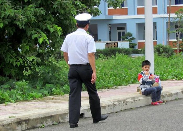 Trung úy Tống Tùng xin phép chỉ huy cho ra gặp con trai.