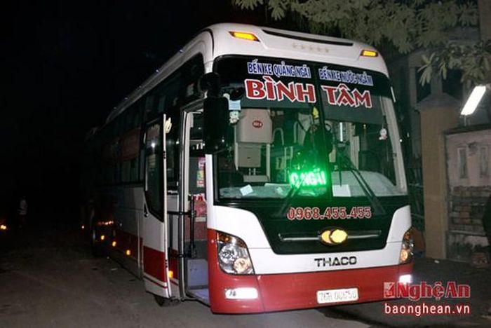 Xe khách vận chuyển gia cầm trái phép.