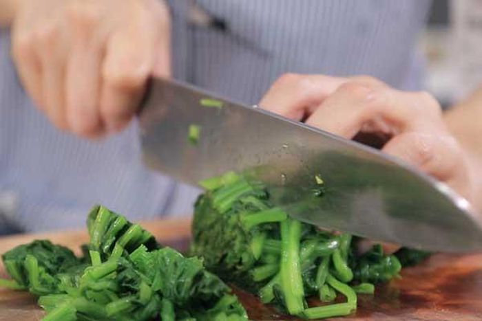 Bước 4: Thêm dưa chuột, cần tây vào xào khoảng 4 phút, sau đó đổ nước dùng gà vào nồi nấu thêm 2 phút.