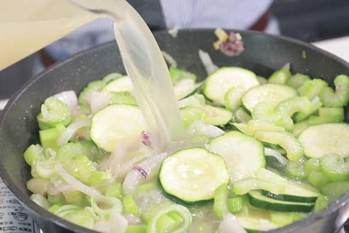 Bước 5: Cho tất cả mọi thứ vào máy xay sinh tố, xay đến khi mịn thì đổ vào nồi, vừa nấu vừa khuấy đều cho đến khi súp hơi đặc lại thì thêm muối và hạt tiêu đen vào.
