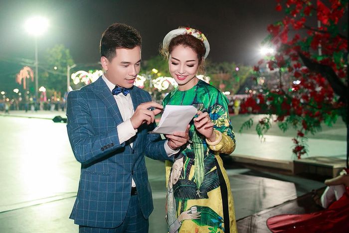 Cô tham gia dẫn chương trình này cùng MC quen thuộc Danh Tùng.