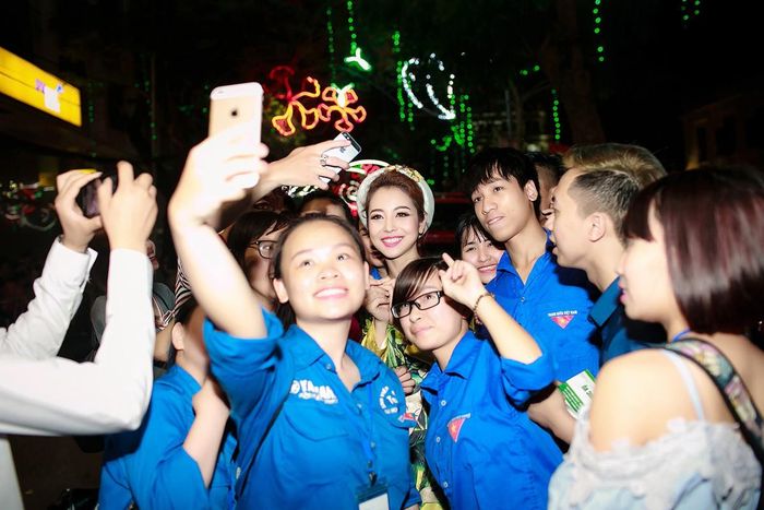 Các bạn đoàn viên thanh niên cũng rất yêu mến và hâm mộ Jennifer Phạm.