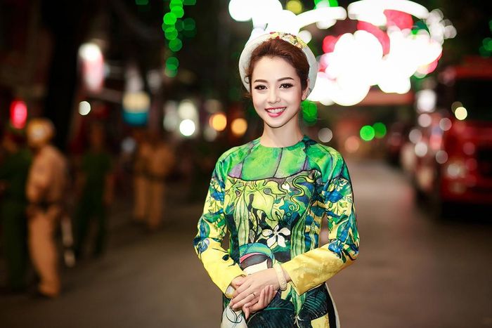 Hoa hậu châu Á tại Mỹ diện áo dài họa tiết kết hợp với khăn đóng rực rỡ của nhà thiết kế Thủy Nguyễn.